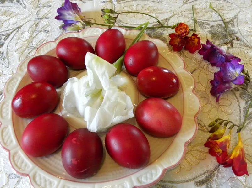 βαμμένα κόκκινα αυγά φωτογραφία