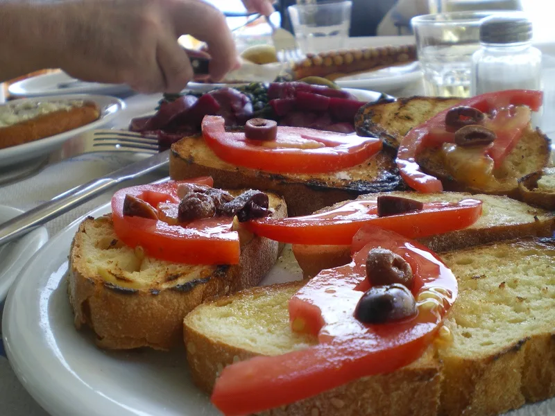 Ελληνική μπρουσκέτα με ντομάτα, ελιές, ελαιόλαδο και ρίγανη εικόνα