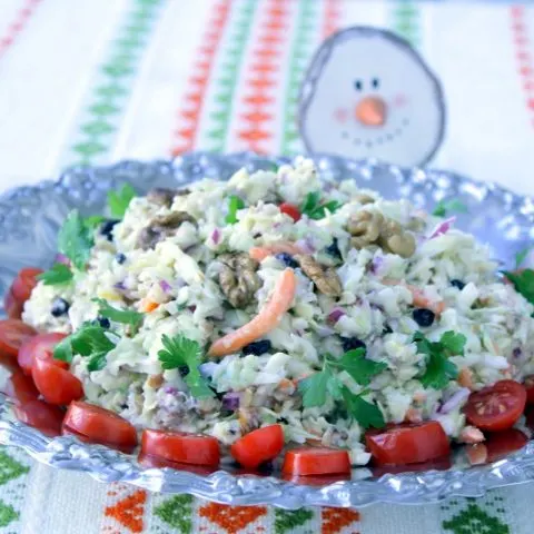 Γιορτινή Λαχανοσαλάτα με ρόδι και ξηρούς καρπούς 
