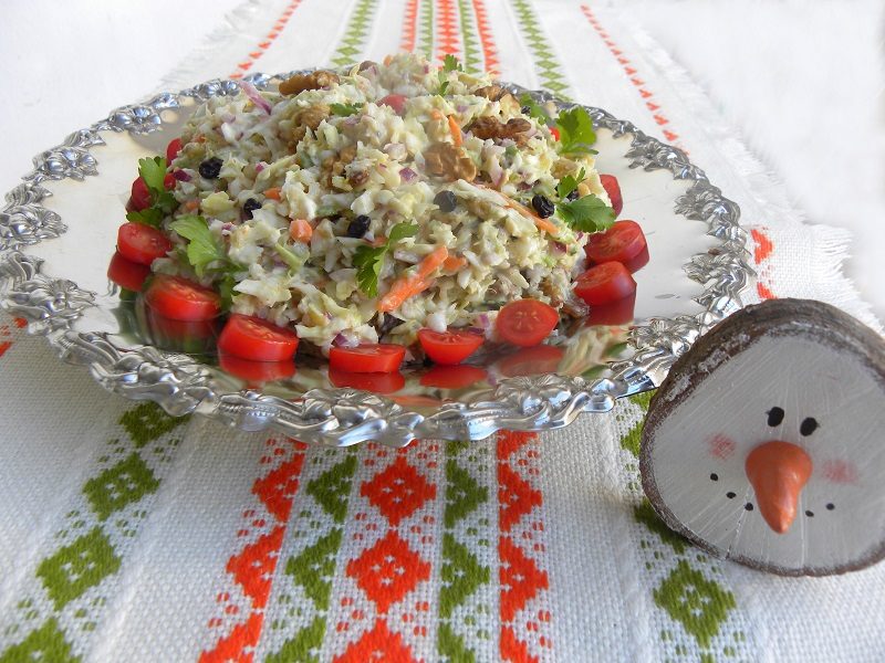 Εορταστική λαχανοσαλάτα με ντοματίνια, καρότο και μαϊντανό εικόνα