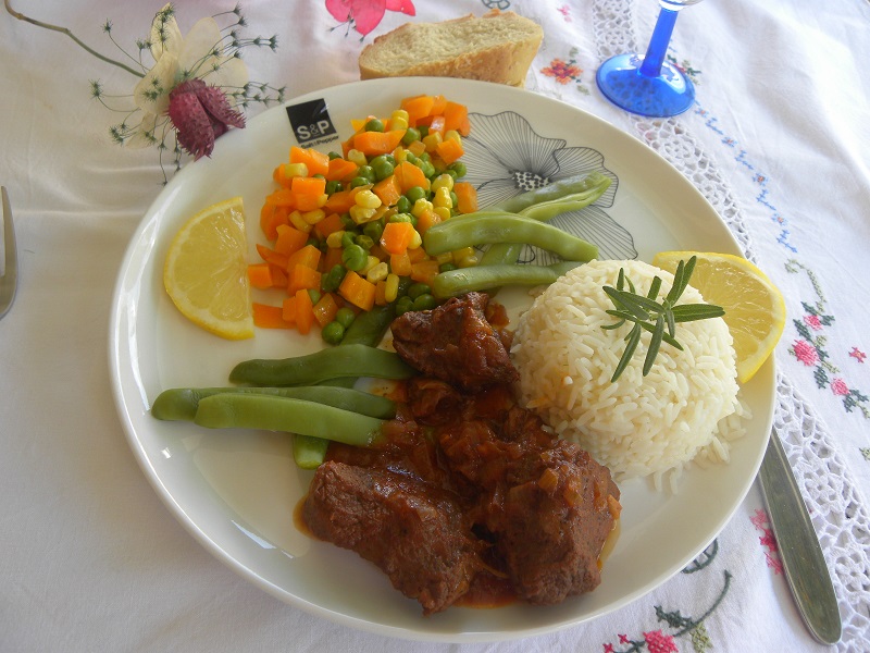 μοσχάρι κοκκινιστό με ρύζι και λαχανικά εικόνα