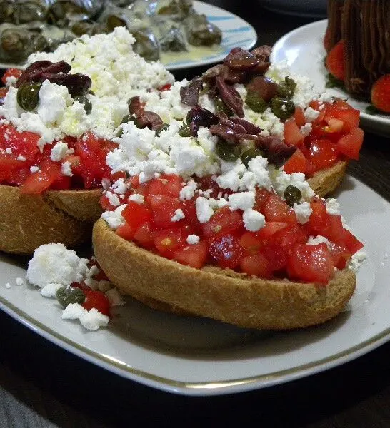 Ντάκος, Κρητική Σαλάτα