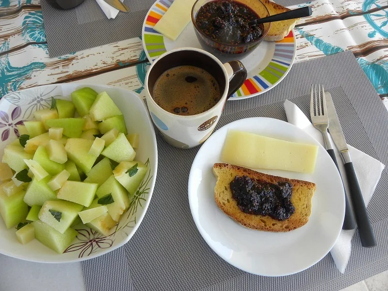 Πρωινό με καφέ, φρυγανιά,τυρί, μαρμελάδα και πεπόνι εικόνα