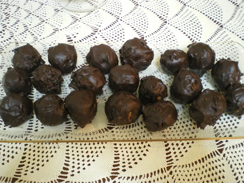 Σοκολατένιες τρούφες σε πιατέλα φωτογραφία