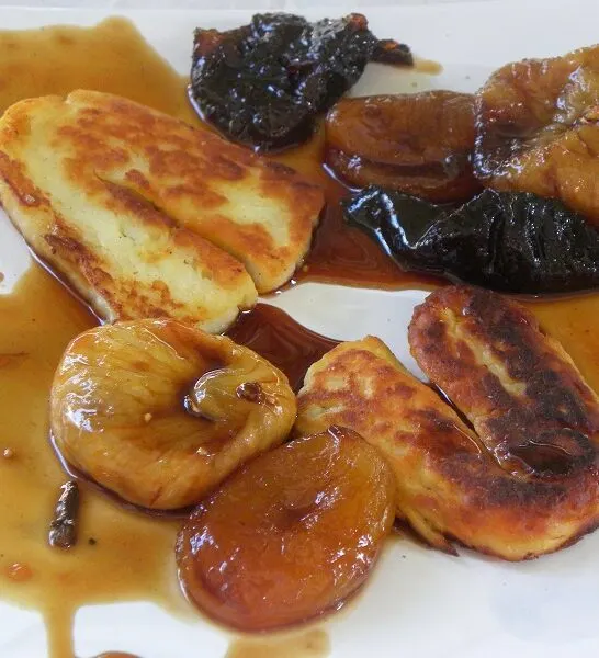 Χαλούμι με Μαριναρισμένα Φρούτα