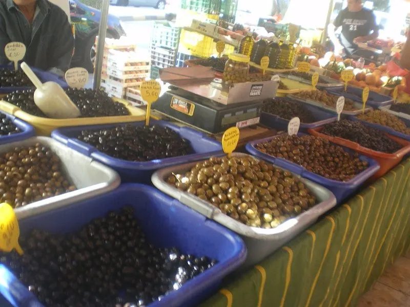 ποικιλία ελιών σε λαϊκές αγορές εικόνα