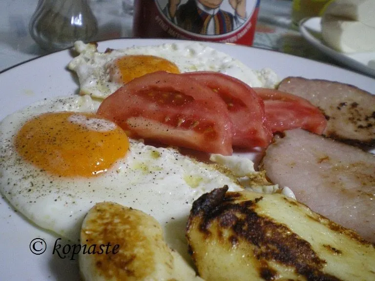 Πρωϊνό με αυγά και χαλλούμι εικόνα