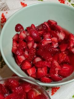 Νόστιμες εμποτισμένες φράουλες με κονιάκ και γιαούρτι εικόνα