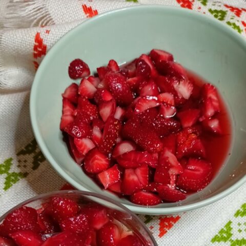 Νόστιμες εμποτισμένες φράουλες με κονιάκ και γιαούρτι εικόνα