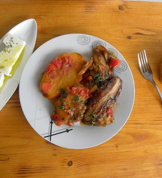 Βαζάνια (μελιτζάνες) Γιαχνί (Κυπριακή συνταγή)