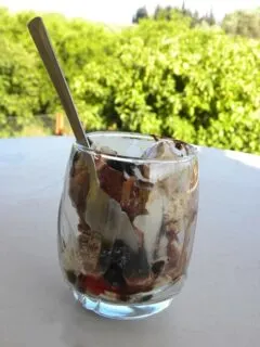 Παγωτό κεράσι Τιραμισού με γλυκό κεράσι εικόνα