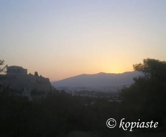 Έκλειψη πάνω από την Ακρόπολη και Πέρκα με μαραθόριζα στη λαδόκολλα