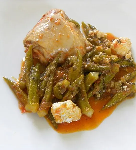 Μπάμιες με Κοτόπουλο στο Φούρνο με Φέτα