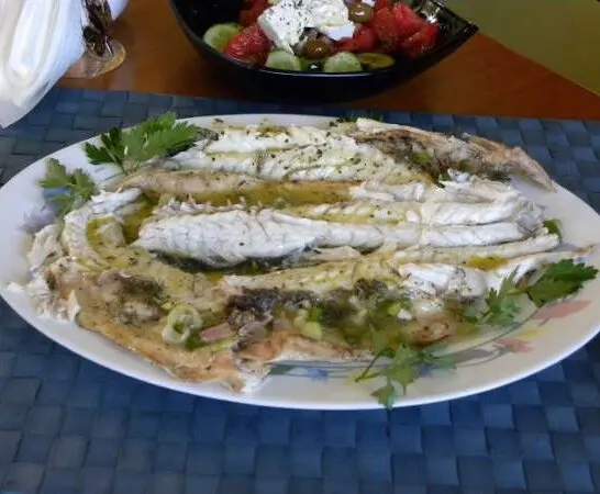 Λαυράκι με πατάτες στη Λαδόκολλα, Σταμναγκάθι και Ελληνικό Πέστο Ρίγανης