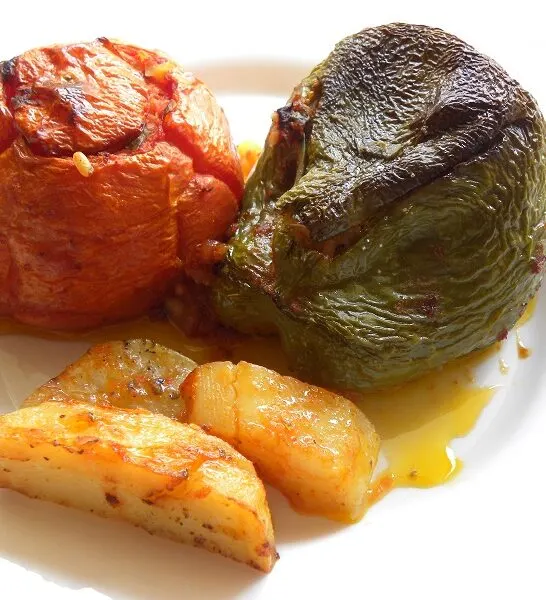 Γεμιστά (Ντομάτες και Πιπεριές Γεμιστές)