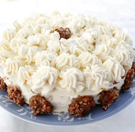 Τούρτα με Παντεσπάνι Τζενουάζ και Καραμελωμένες Μπανάνες