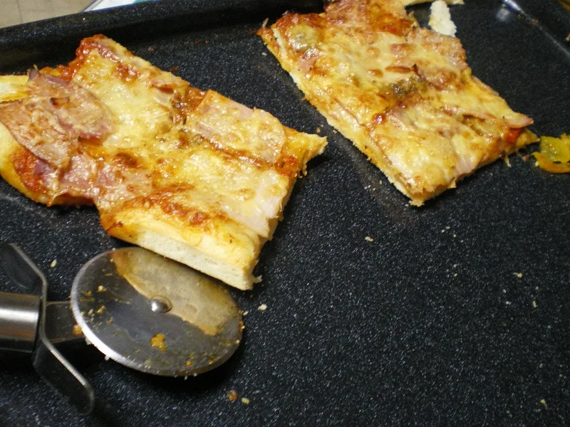 Πίτσα με μπολονέζ με τυρί που περίσσεψε εικόνα