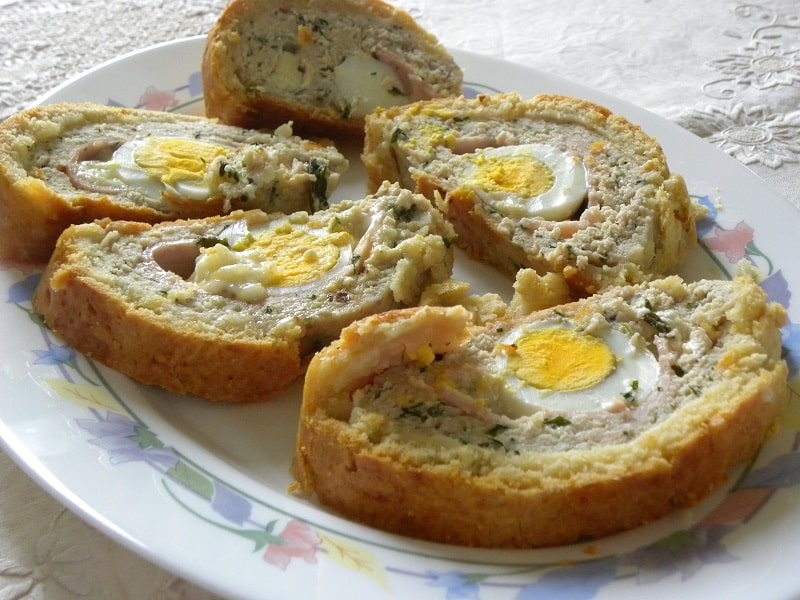 Ρολό κιμά με αυγά βραστά τυλιγμένο σε φύλλο κουρού εικόνα