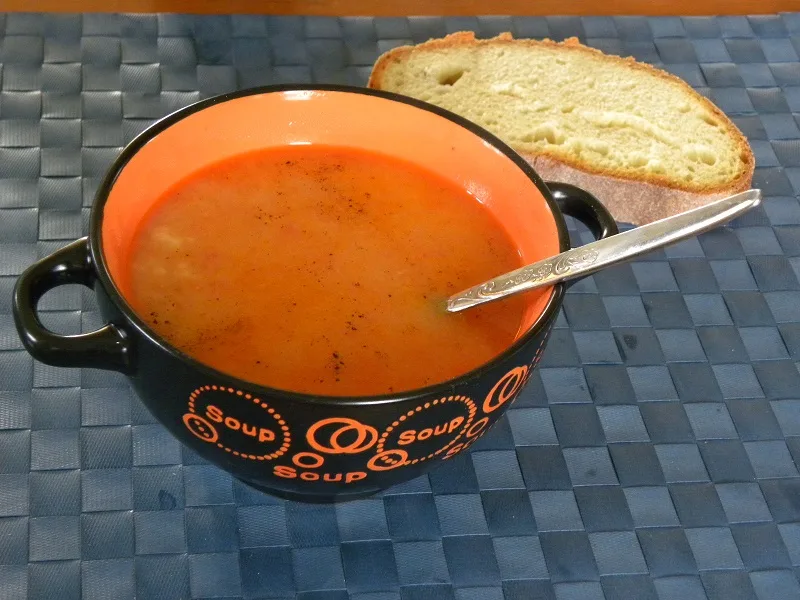 Σούπα τραχανάς με ντομάτα και χαλλούμι εικόνα