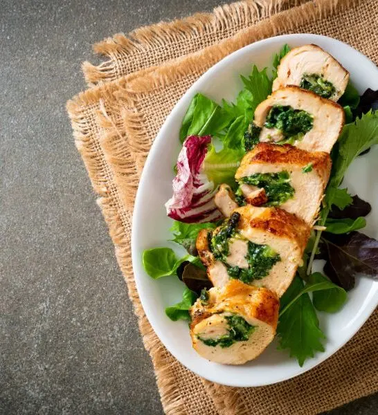 Φιλέτο Κοτόπουλου γεμιστό με Σπανάκι, Γραβιέρα και Μπέικον