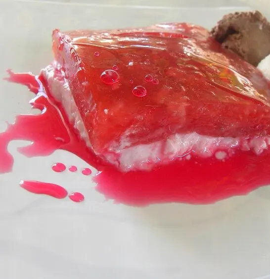 Λάιτ Ζελές Φράουλας με Κρέμα Ανθότυρου