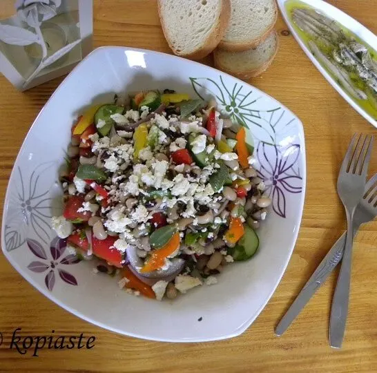 Διαφορετική Χωριάτικη Σαλάτα Με Μαυρομμάτικα