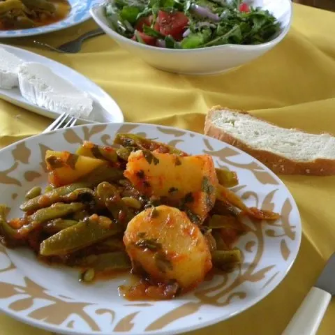 Φασολάκια μπαρμούνια με πατάτες γιαχνί, σαλάτα και φέτα εικόνα