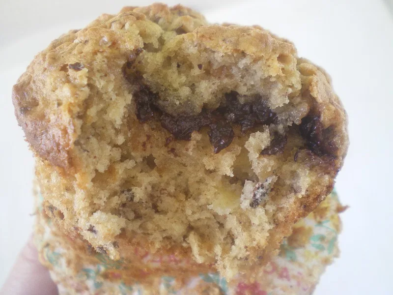 banana muffins Μάφινς κομμένα με τη σοκολάτα μέσα εικόνα