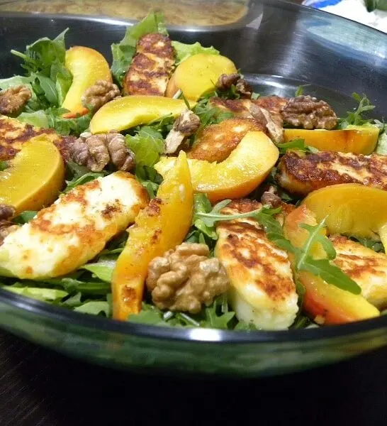 Σαλάτα Ρόκας με Χαλούμι και Καλοκαιρινά Φρούτα