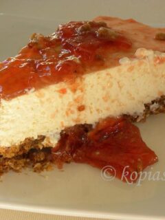 Τσίζκεϊκ με Μπισκότα τζίντζερμπρεντ και κυδώνι εικόνα