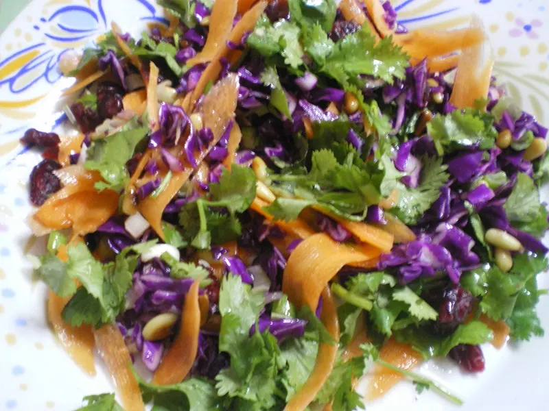 Σαλάτα με μωβ λάχανο και κόλιαντρο εικόνα