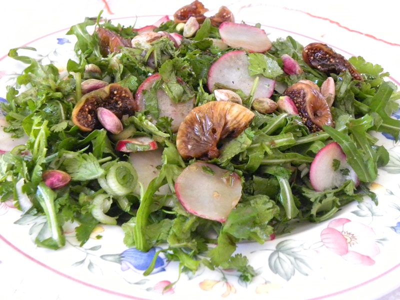 Σαλάτα ρόκας με ποσαρισμένα σύκα και κελυφωτό φυστίκι εικόνα