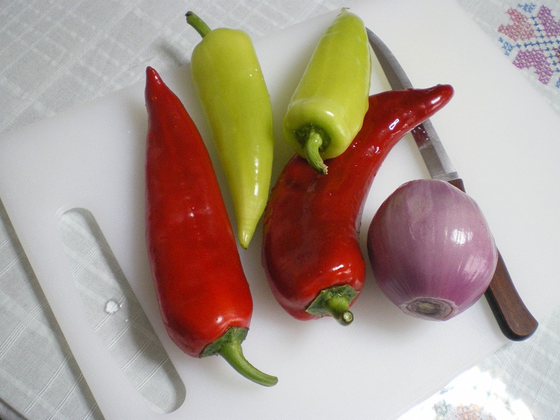 κόκκινες και πράσινες πιπεριές εικόνα