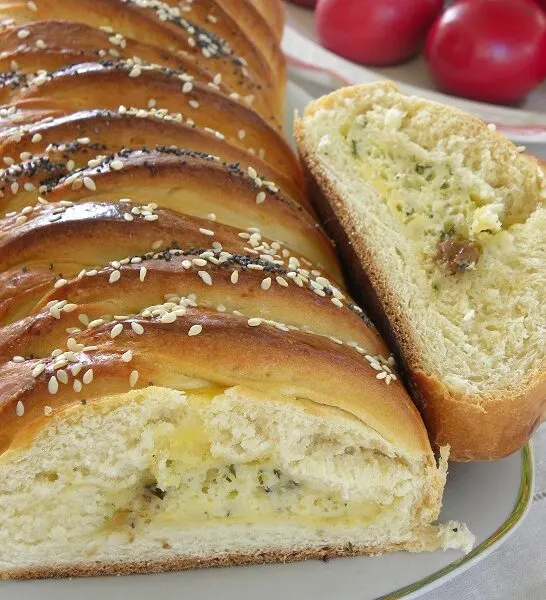 Αλμυρό Τσουρέκι με τυρί και διαφορετική Πλεξούδα