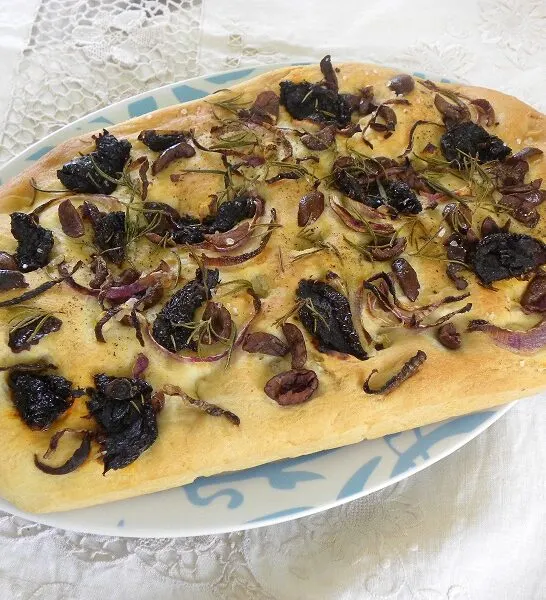 Λαγάνα με Ελιές Σκορδάτες και Λιαστές Ντομάτες