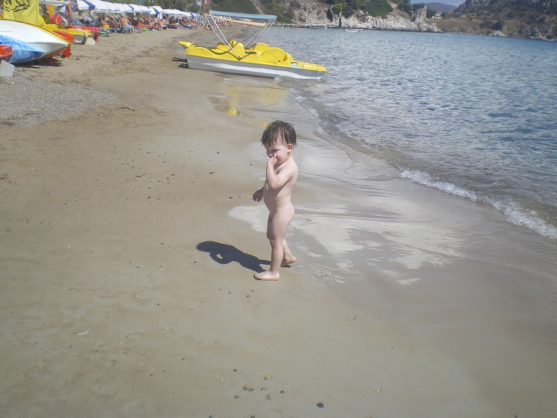 Μωρό γυμνό στην παραλία του Τολό εικόνα