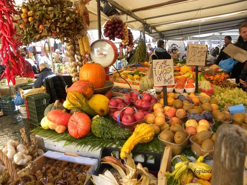 φθινοπωρινά φρούτα στην αγορά της Ιταλίας