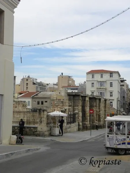 Η βιβλιοθήκη του Αδριανού, οδός Αιόλου