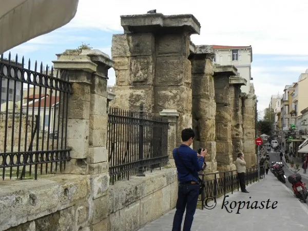 Βιβλιοθήκη του Αδριανού, οδός Αιόλου