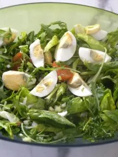 Πασχαλινή ανοιξιάτικη σαλάτα με αυγά εικόνα