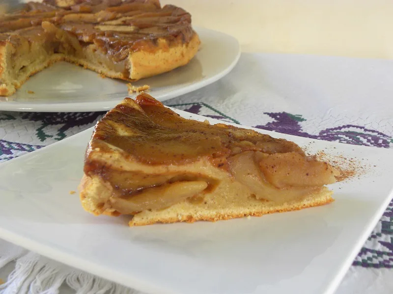 Αναποδογυρισμένη μηλόπιτα με γιαούρτι ή κρεμώδες τυρί φωτογραφία