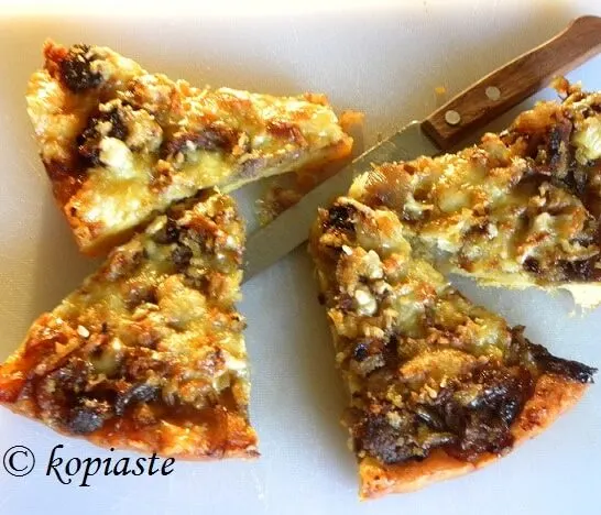 Εύκολη Τάρτα με Κρεμμύδια και Λουκάνικο