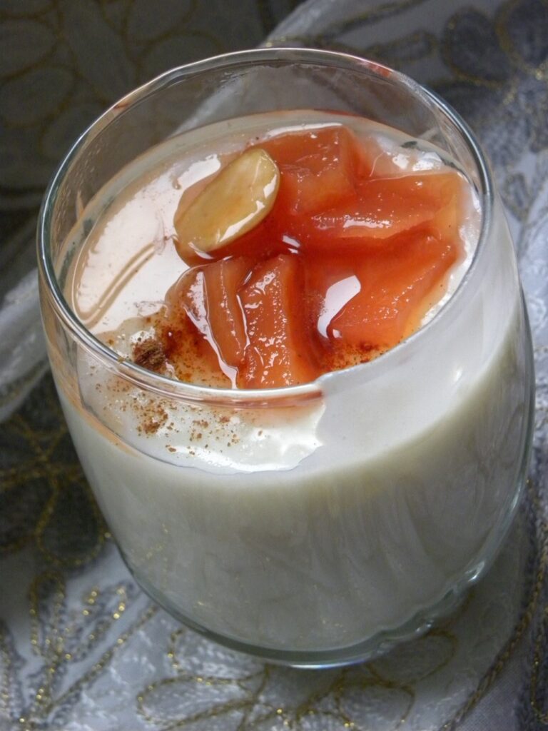 Ρυζόγαλο σε ποτήρι με γλυκό κυδώνι από πάνω εικόνα