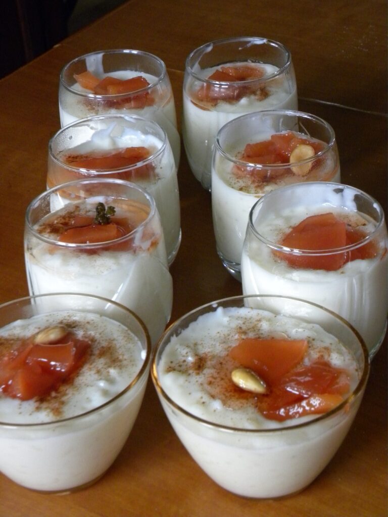 Ρυζόγαλο με κυδώνι σερβιρισμένο με γλυκό κυδώνι εικόνα