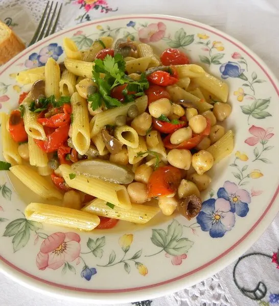 Πέννες με Ρεβίθια και Ψητά Ντοματίνια