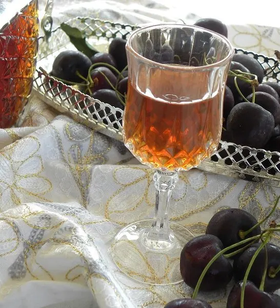 Εύκολο Λικέρ Κεράσι με τα Κουκούτσια και Συρόπι από Γλυκό του Κουταλιού