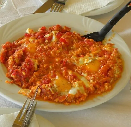 Καυτερός Καγιανάς με Πιπεριές και Φέτα