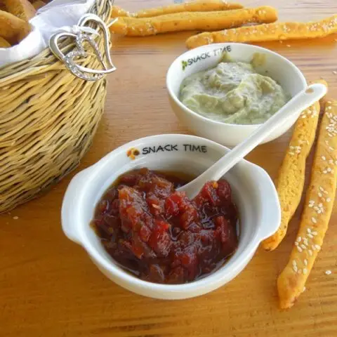 τσάτνεϋ ντομάτας με κριτσίνια εικόνα