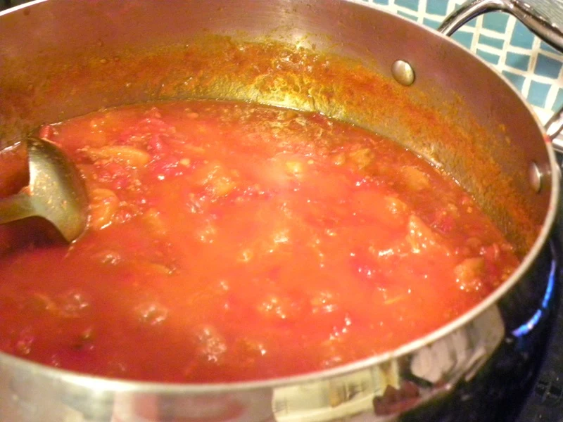 Τσάτνεϋ ντομάτας που σιγοβράζει στην κατσαρόλα εικόνα