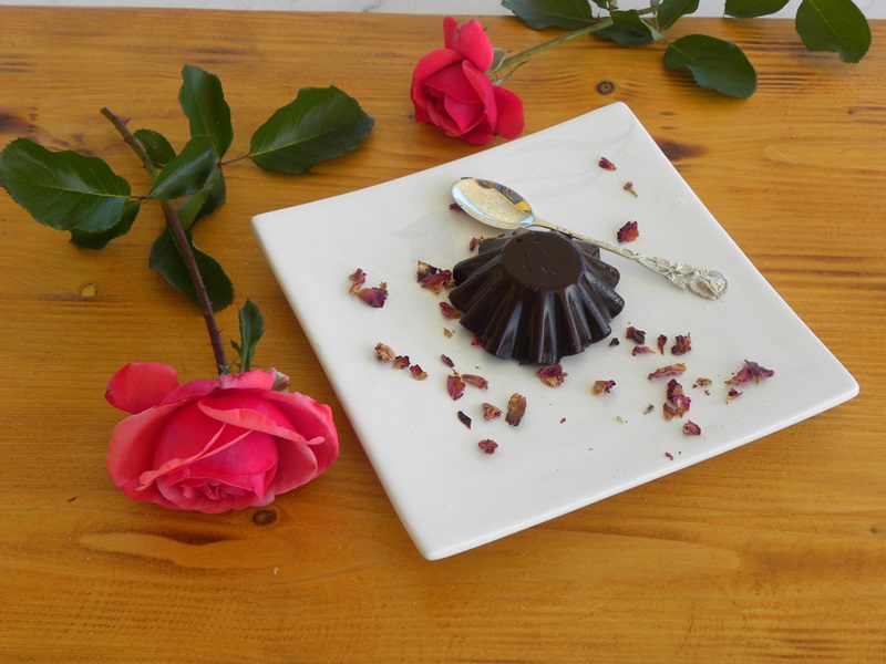 Σοκολατένια κρέμα με πετιμέζι και τριαντάφυλλο εικόνα